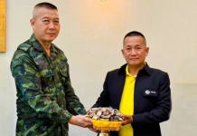 คนวงการพระมอบวัตถุมงคลกองพลทหารปืนใหญ่สู้ศึกเขมร