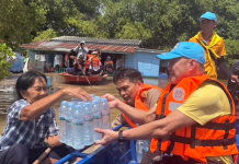 หน่วยแพทย์เคลื่อนที่รพ.ตำรวจลงพื้นที่ช่วยผู้ประสบภัยน้ำท่วมในพื้นที่อยุธยา