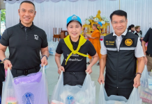 ผู้ว่า-ผู้การนครปฐมนำจิตอาสาบรรจุของกินของใช้ส่งช่วยชาวใต้ประสบภัยน้ำท่วม