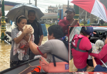 ตำรวจน้ำลุยช่วยกลุ่มเปราะบางออกจากพื้นที่น้ำท่วมหาดใหญ่