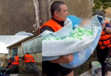 ตชด.44ลุยน้ำท่วมช่วยหญิงชราวัย98ป่วยติดเตียงพ่วงอัลไซเมอร์