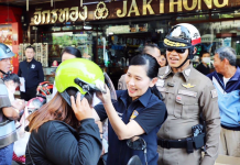 ตำรวจนครปฐมห่วงหัว แจก 1 หมวก 1 น้ำใจ พิทักษ์ภัยทางถนน