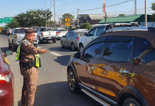 ตำรวจทางหลวงอำนวยความสะดวกชาวบ้านอพยพหลังเหตุปะทะชายแดนไทยเขมร