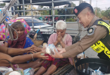 ”ผกก.ท๊อปทางหลวงอีสานใต้“ทำข้าวเหนียวหมูทอดแจกผู้อพยพตามสี่แยกไฟแดง