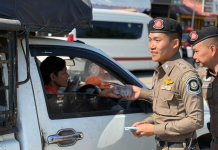 ตำรวจทางหลวงเพชรบูรณ์ตั้งด่านแจกน้ำ-ผ้าเย็นคนสัญจรปีใหม่