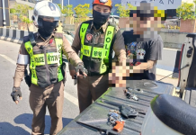 จราจรวิภาจับหนุ่มพกมีด-ปืน คารถอ้างมีไว้ป้องกันตัว