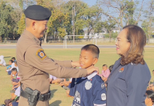 ดช.11ขวบ ปลื้ม ผกก.เมืองบุรีรัมย์มอบเสื้อทีมรักให้ถึงโรงเรียน