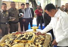 นายกรัฐมนตรีตรวจเยี่ยมสน.พระราชวัง สักการะศาลปู่ดำ-ตราแผ่นดิน