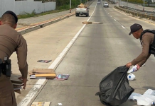 ตำรวจสายตรวจสัตหีบช่วยเก็บของตกหล่นพ้นผิวจราจร
