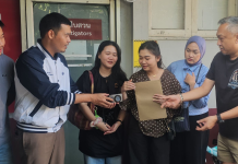 สาวนทท.อินโดปลื้มตำรวจไทยตามกระเป๋าคืนหลังถูกโจรจยย.ฉกกลางไฟแดง