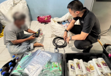 ปอศ.จับลุงหัวใสกรอกแชมพูกวนมือใส่ขวดยี่ห้อดังขายตลาดนัด