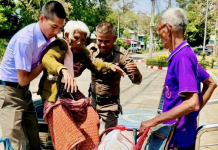 ซึ้งตำรวจนางรองประคองยาย 93 ปี ถึงรถซาเล้งหลังมาแจ้งความสมุดแบงก์หาย