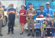 “เดอะท๊อป“ผกก.ทางหลวงอีสานใต้แจกน้ำแข็งใสคลายร้อนบนถนนที่กลับบ้าน