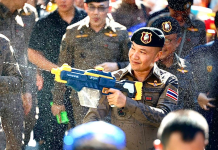 “บิ๊กอรรถ”โฆษกตร.ตรวจงานสงกรานต์ถนนสีลมพร้อมเล่นน้ำกับปชช.ชื่นมื่น
