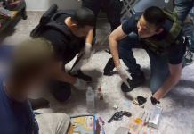 ปคบ.ซิวหนุ่มค้าปืนออนไลน์คาห้องพักได้ยาบ้า-ไอซ์แถม