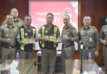 “บิ๊กอรรถ” มอบรางวัล “โฆษกยกนิ้ว” 2 ตำรวจจราจรฮีโร่