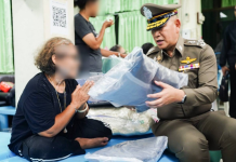 “บิ๊กต่าย”เยี่ยมชาวบ้านริมคลองนางหงส์หลังไฟไหม้ชุมชนส่งทีมรพ.ตร.ช่วยผู้ป่วยติดเตียง