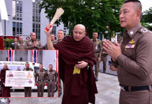“ครูบาอริยชาติ-หลวงพ่อบุญค้ำ” มอบรถพยาบาลกู้ชีพขั้นสูงให้ ตชด.ช่วยคนชายแดน
