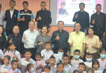 ผู้ใหญ่ใจดี ”กัปตันอนุสรณ์-หมวดโก้กองปราบ“แจกทุนนักเรียนน้อยด้อยโอกาสที่รร.ทีโอเอนางรอง