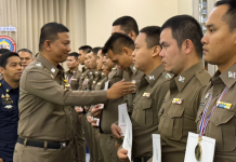 “รองจ๋อ”มอบประกาศนียบัตร “ครูตำรวจ D.A.R.E. รุ่นที่ 271”