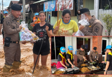 ผบช.ภ.5ลุยน้ำน่านตั้งโรงครัวพระราชทานช่วยชาวบ้านหลังน้ำป่าถล่ม
