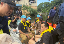 ผบช.น. นำทีมแม่บ้านตำรวจลงเรือลุยน้ำท่วมคลองจั่น–แจกของใช้จำเป็นให้ชาวบ้าน
