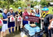สมาคมตำรวจสาขานครบาล–สน.ลาดกระบัง นำอาหารปรุงสุก 300 ชุด ให้ผู้ประสบภัยน้ำท่วมลาดกระบัง