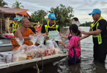 ตำรวจทางหลวงบุรีรัมย์ขนถุงยังชีพลงเรือช่วยคนถนนหักนางรองน้ำท่วม25ครัวเรือน