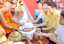 วัดปลูกศรัทธาจัดพิธีตักบาตรเทโวฯ-ทอดกฐินสามัคคี แจกเหรียญหลวงปู่ทวดขวัญถุงสู้ชีวิต