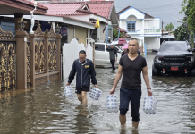 ตำรวจปอศ.ลุยน้ำท่วมช่วยชาวสะพานใหม่ซอย9สายไหม