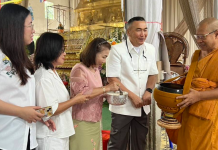 ‘สารวัตรแรมโบ้’ ร่วมพิธีตักบาตรเทโวโรหณะ วัดชัยศรีคณาราม