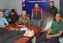 ตำรวจสีคิ้วจับโจรโรคจิตย่องรื้อห้องพักครูสาวขโมยของไม่ว่าทิ้งคราบอสุจิไว้ด้วย