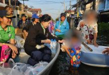 มูลนิธิปวีณาฯร่วมมูลนิธิธรรมนัสฯ ขนเสบียงแจกชาวบ้านน้ำท่วมย่านคูคต-สายไหม
